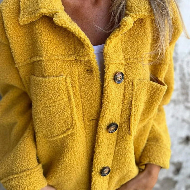 Damen Fleecejacke mit Knopfverschluss, Brusttaschen und weichem, atmungsaktivem Material für Komfort und Wärme.