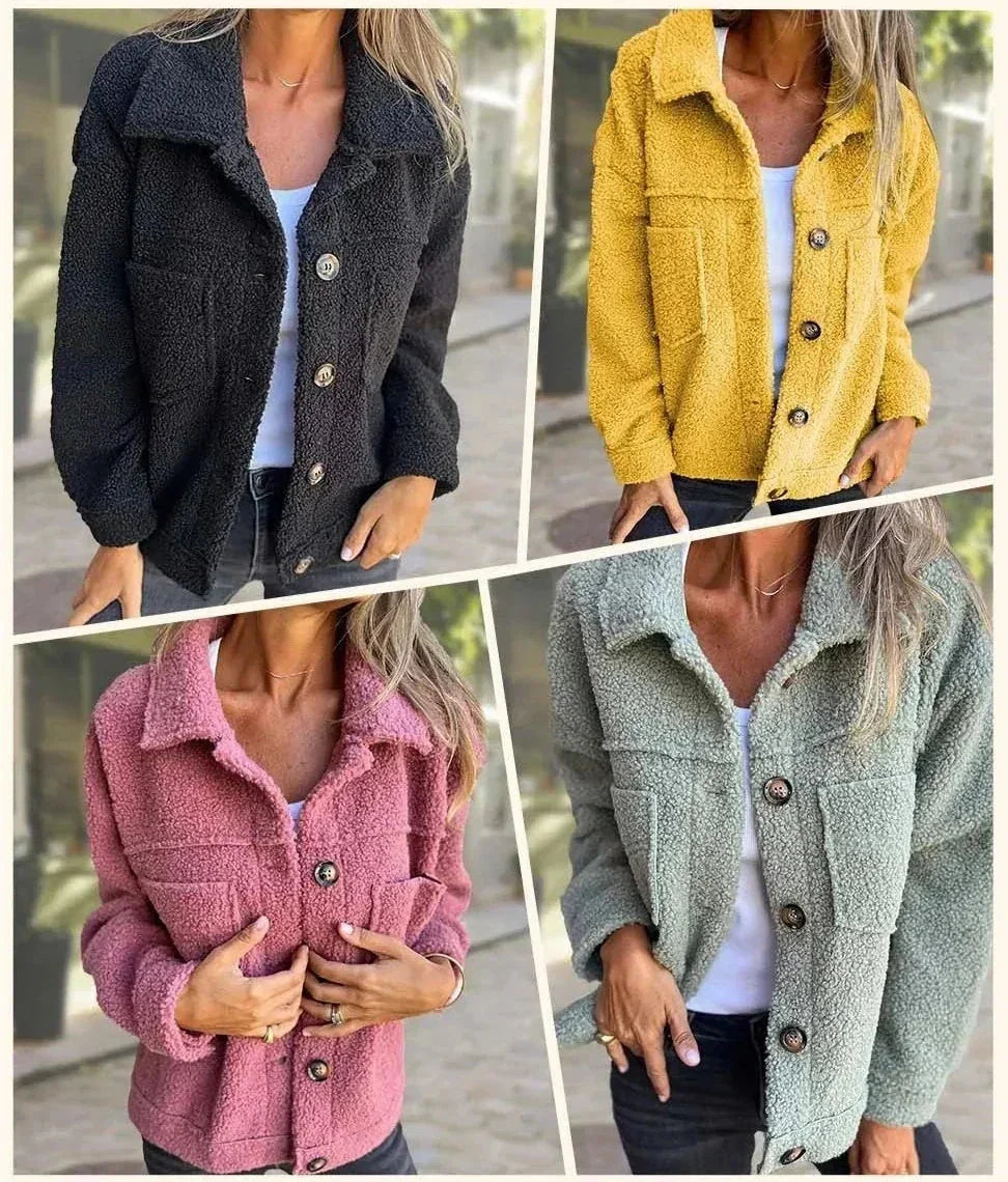 Damen Fleecejacke aus weichem Material, mit Knopfverschluss und praktischen Brusttaschen für zusätzlichen Stauraum.
