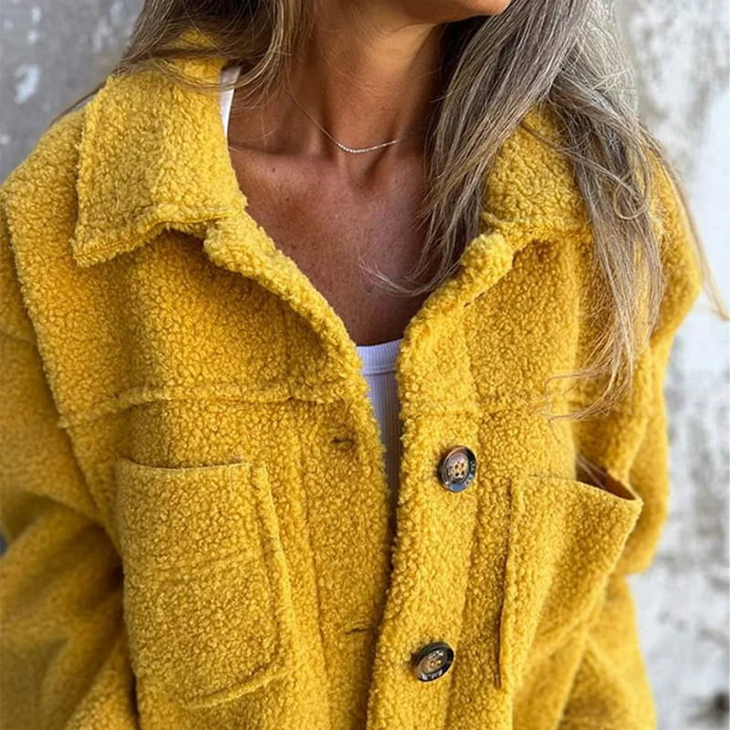 Damen Fleecejacke mit Knopfverschluss, Brusttaschen, weichem Material und lässigem Schnitt für Komfort und Wärme.