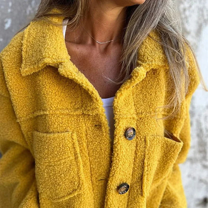 Damen Fleecejacke mit Knopfverschluss, Brusttaschen, weichem Material und lässigem Schnitt für Komfort und Wärme.