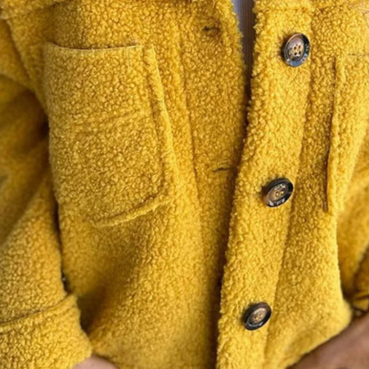 Damen Fleecejacke mit Knopfverschluss, aus weichem Fleece, ausgestattet mit praktischen Brusttaschen. Ideal für die…
