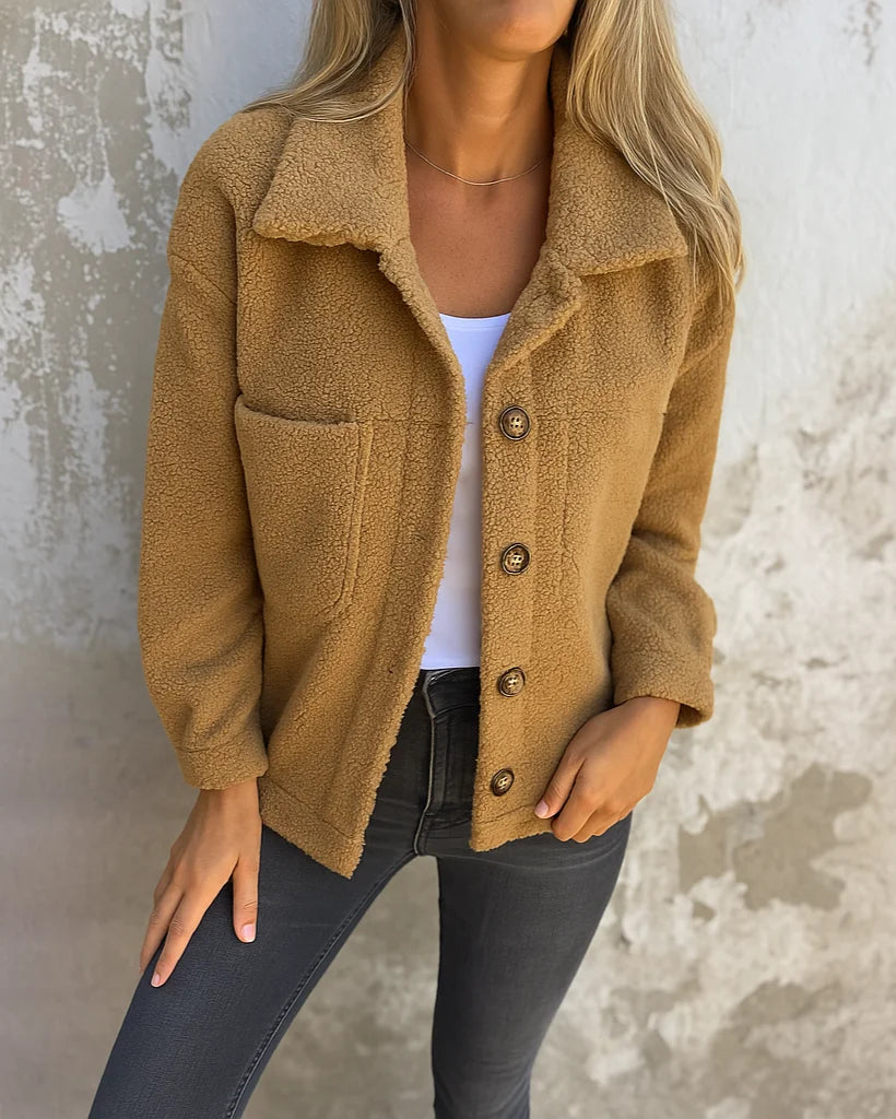 Braune Damen Fleecejacke mit Knopfverschluss, zwei praktischen Brusttaschen und weichem, warmem Material.