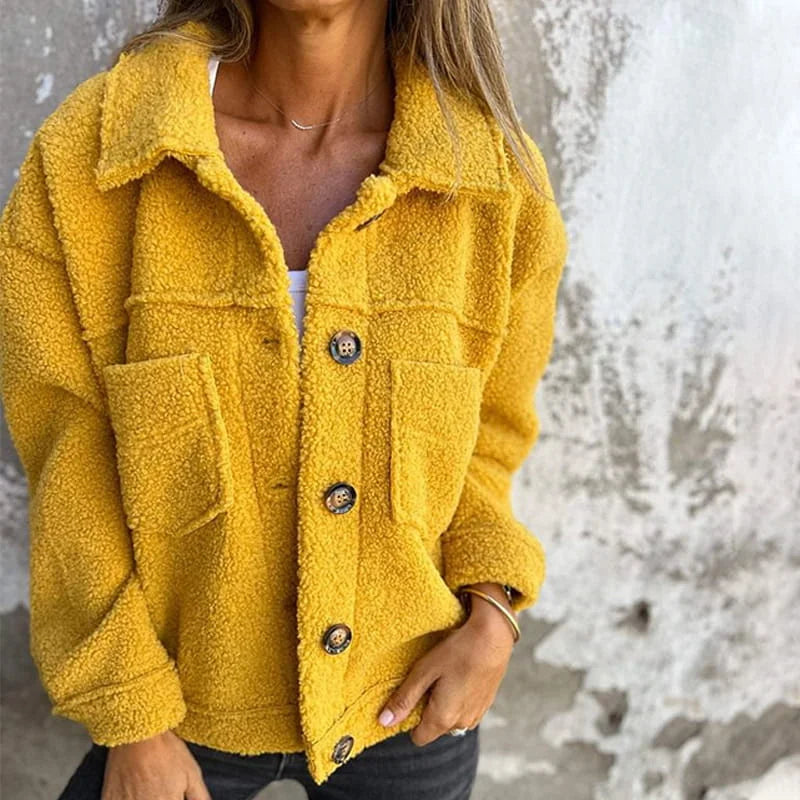 Gelbe Damen Fleecejacke mit Knopfverschluss, Brusttaschen und weichem Material für zusätzlichen Komfort und Wärme.