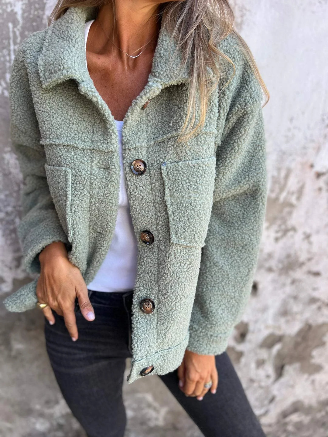Grüne Damen Fleecejacke mit Knopfverschluss, Brusttaschen, weichem Material und gemütlichem Schnitt für den Alltag.