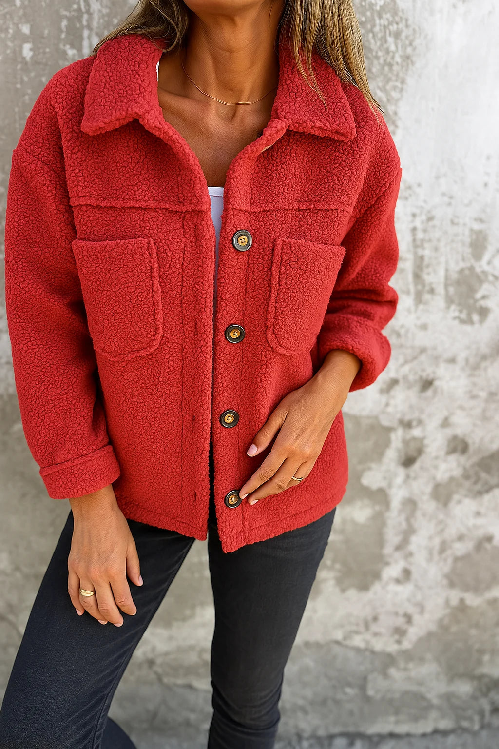 Rote Damen Fleecejacke mit Knopfverschluss, Brusttaschen und gemütlichem, weichem Material für zusätzlichen Komfort.