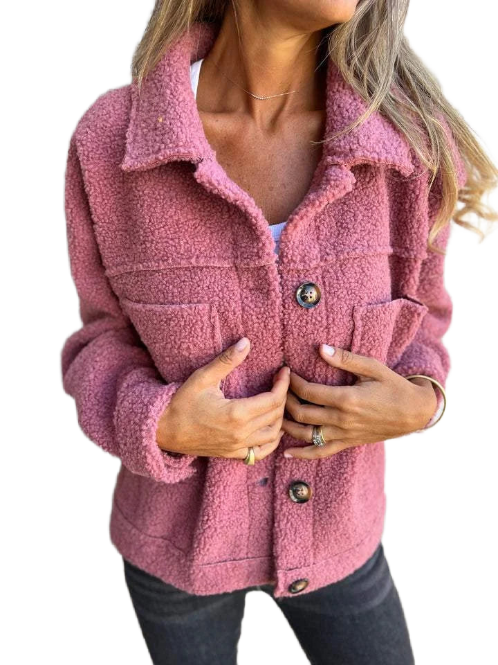 Rosa Damen Fleecejacke mit Knopfverschluss und Brusttaschen, aus weichem Fleece, ideal für kühle Tage.