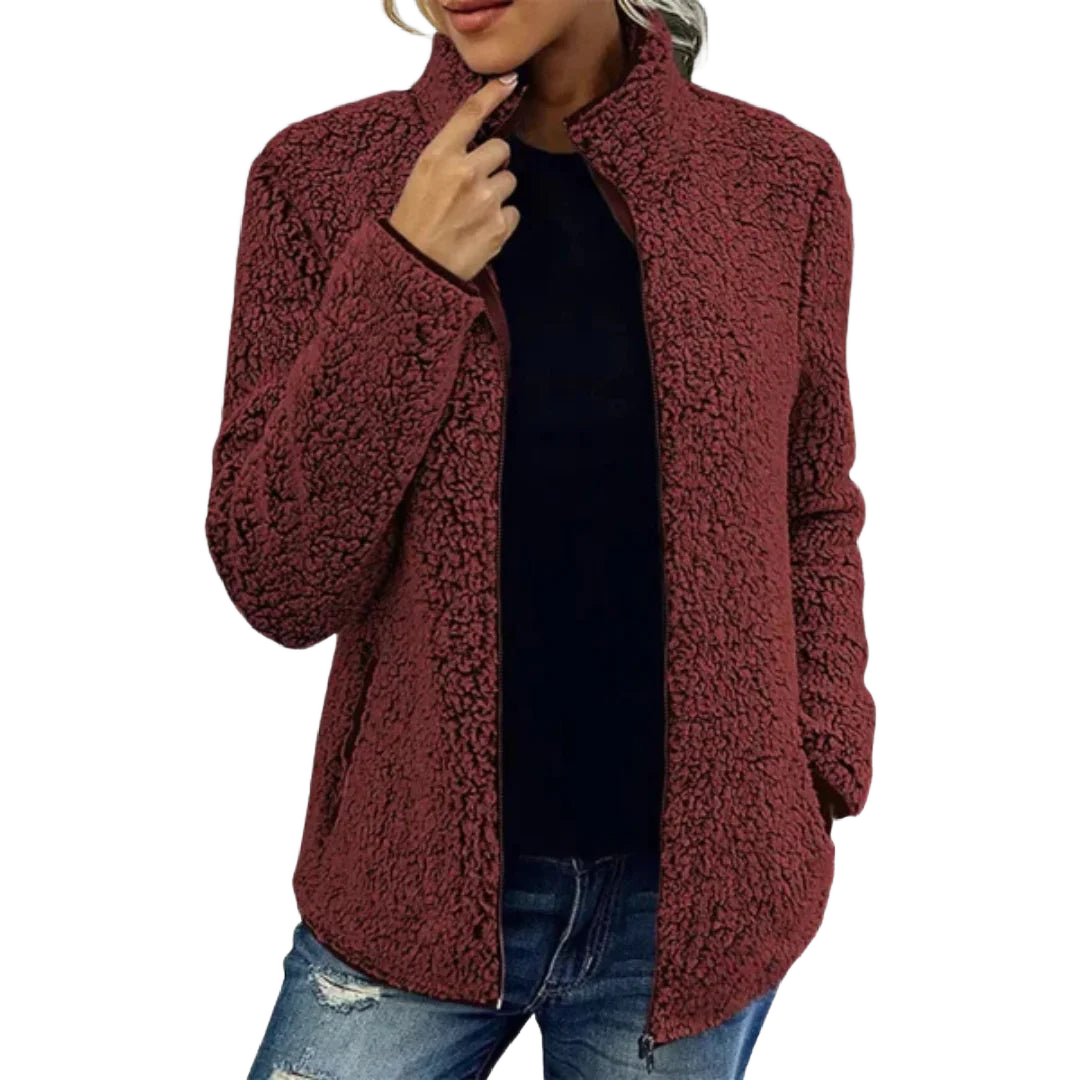 Rote Damen Freizeitjacke aus weichem Fleece mit Stehkragen und praktischen seitlichen Taschen, ideal für den Alltag.