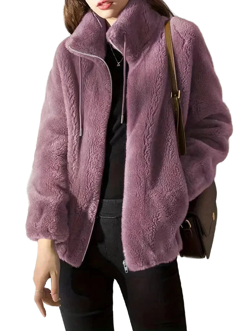 Damenjacke aus Kunstpelz, Stehkragen und Reißverschluss, weich, warm und modisch für den Alltag.