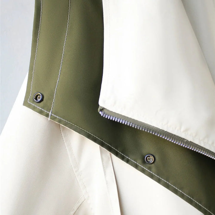 Lässige Damen Regenjacke aus leichtem Material, mit Kordelzug und Kapuze, ideal für wechselhaftes Wetter.