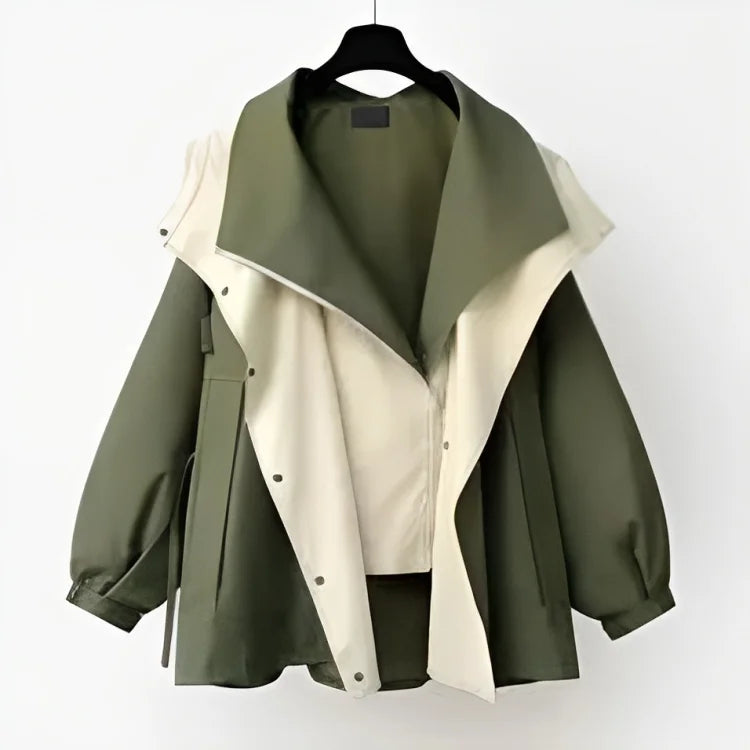 Grüne Damen Regenjacke aus wasserabweisendem Material, mit Kordelzug in der Taille und praktischer Kapuze für…