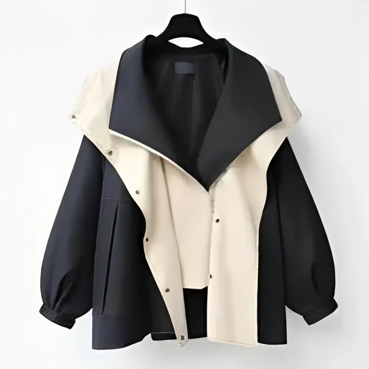 Schwarze Damen Freizeit Regenjacke mit Kordelzug, Kapuze und wasserabweisendem Material für optimalen Schutz bei Regen.