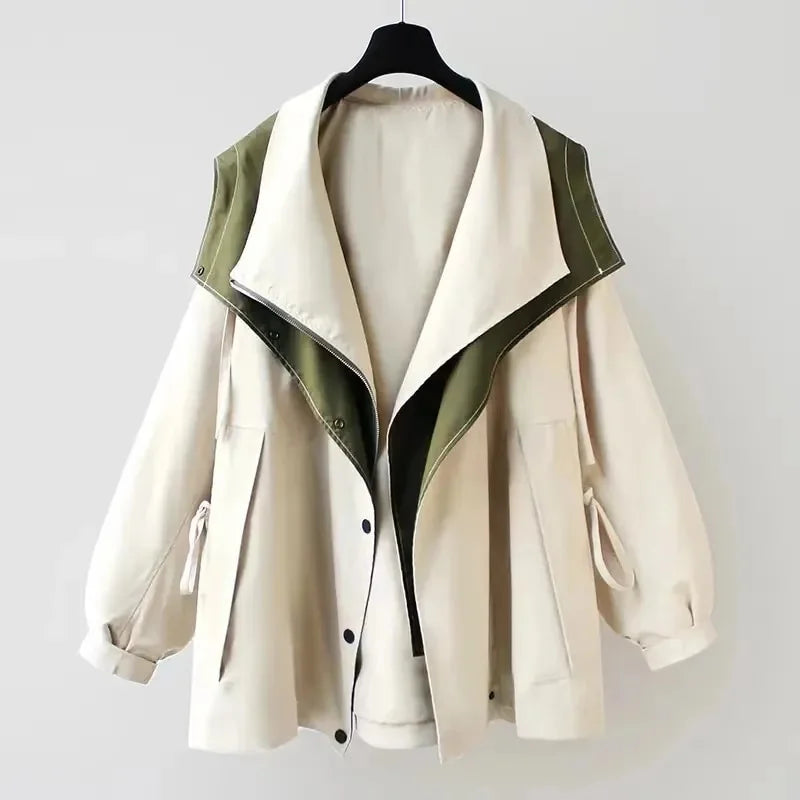 Damen Freizeit Regenjacke in Weiß, aus leichtem, wasserabweisendem Material mit Kordelzug und kapuzen Design.