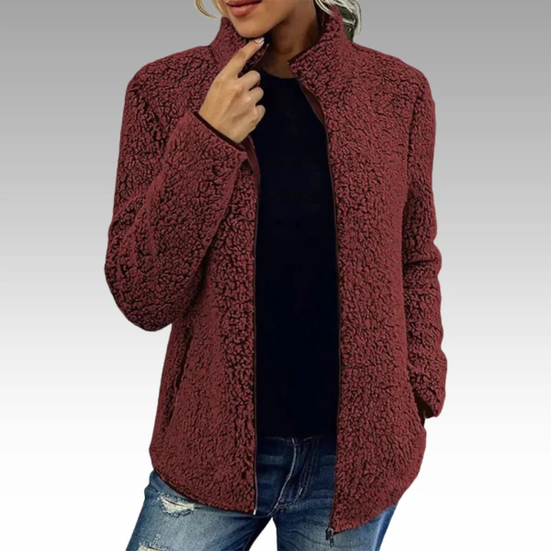 Rote Damen Freizeitjacke aus weichem Fleece mit Stehkragen und praktischen seitlichen Taschen, ideal für den Alltag.