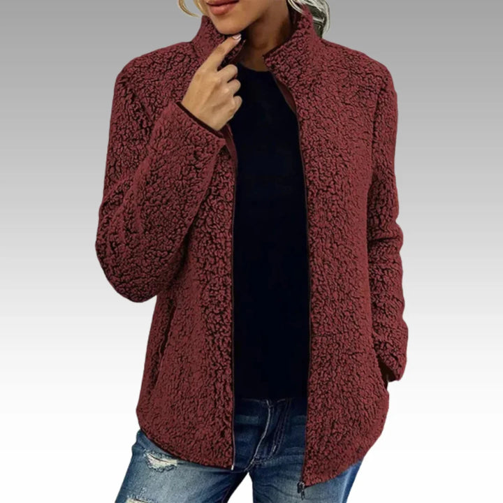 Rote Damen Freizeitjacke aus weichem Fleece mit Stehkragen und praktischen seitlichen Taschen, ideal für den Alltag.