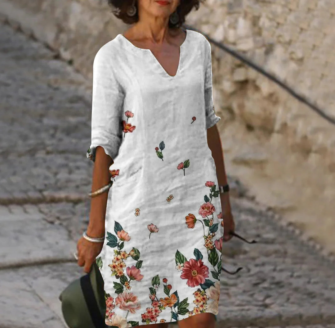 Damen Freizeitkleid in Weiß mit Blumenmuster und 3/4-Ärmeln, aus leichtem Stoff für sommerlichen Tragekomfort.