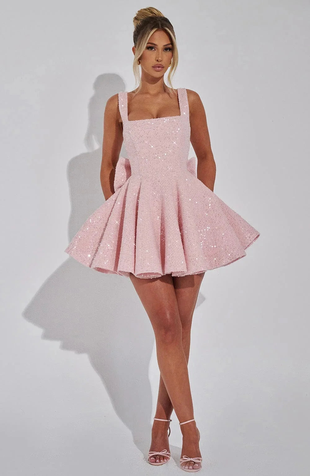 Damen Funkelndes Minikleid mit ausgestelltem Schnitt – High-quality product image.