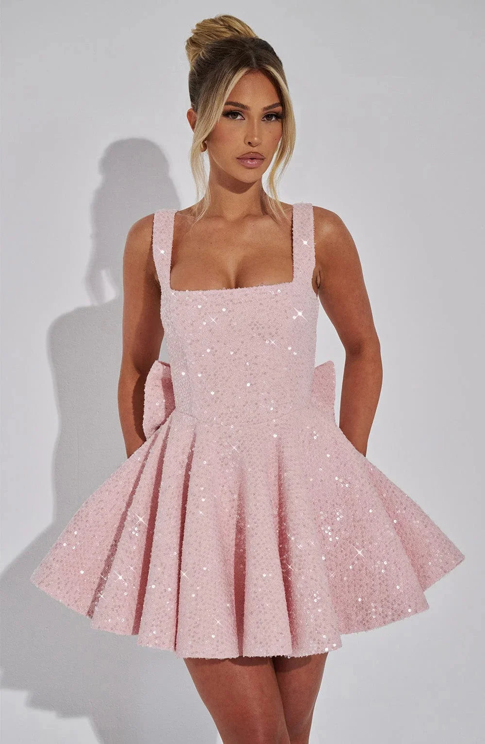 Damen Funkelndes Minikleid mit ausgestelltem Schnitt – High-quality product image.