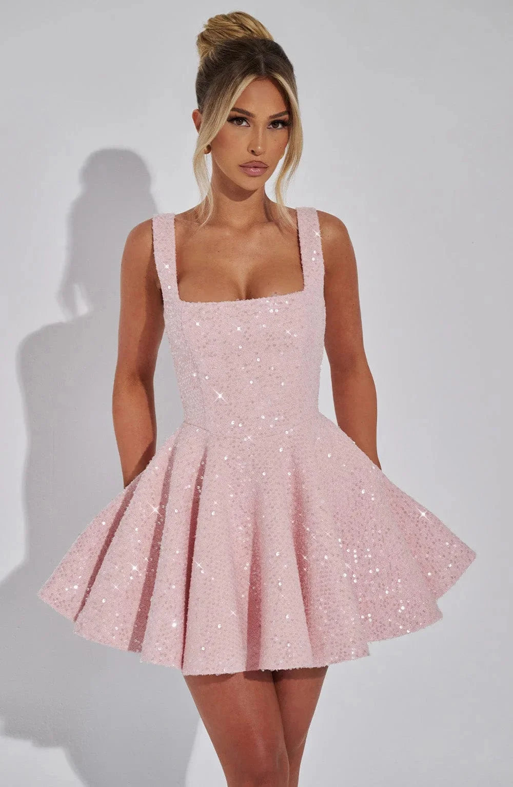 Damen Funkelndes Minikleid mit ausgestelltem Schnitt – High-quality product image.