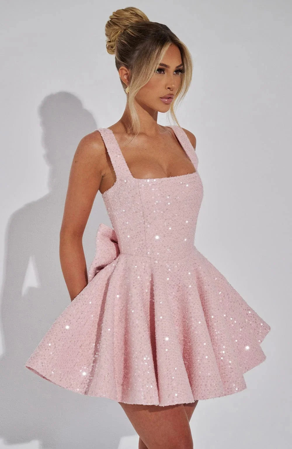 Damen Funkelndes Minikleid mit ausgestelltem Schnitt – High-quality product image.