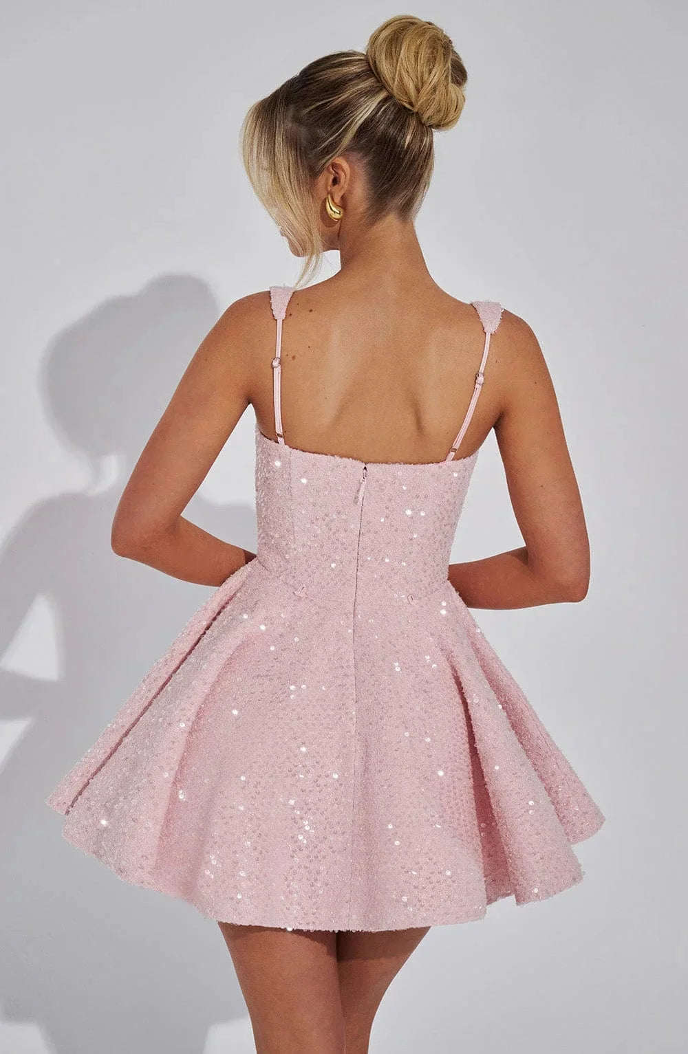 Damen Funkelndes Minikleid mit ausgestelltem Schnitt – High-quality product image.