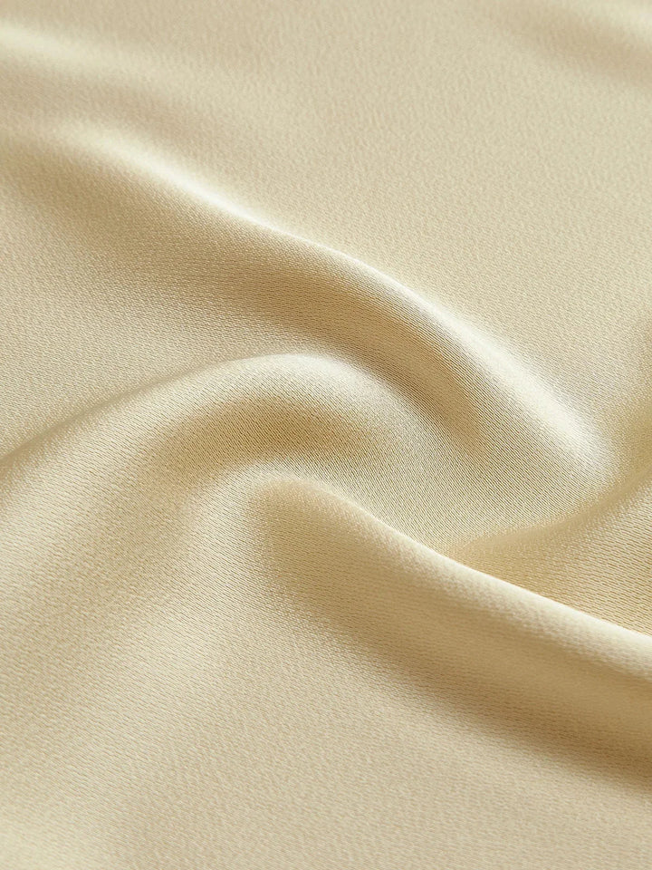 Damen Gelbes Maxikleid mit schmalen Trägern und offenem Rücken – High-quality product image.