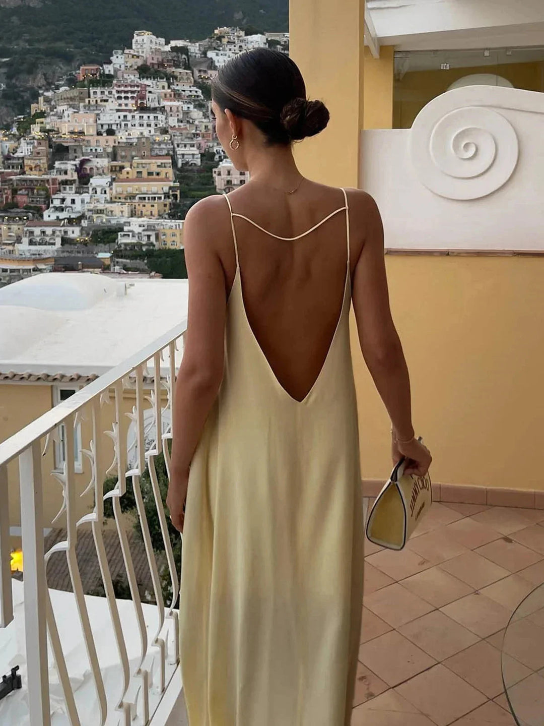 Damen Gelbes Maxikleid mit schmalen Trägern und offenem Rücken – High-quality product image.