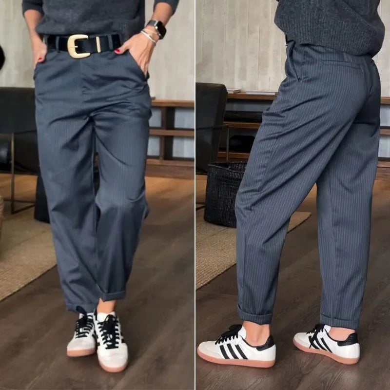 Damen gestreifte Pantalon in Dunkelblau, aus leichter Baumwolle, lässiger Schnitt mit elastischem Bund und Seitentaschen.