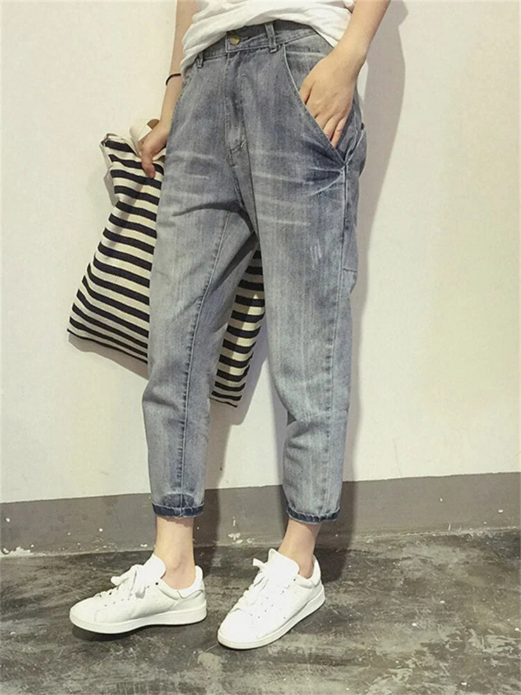 Damen graue verkürzte Jeans aus Baumwollmischung mit verwaschenem Look und klassischen fünf Taschen für einen lässigen Stil.