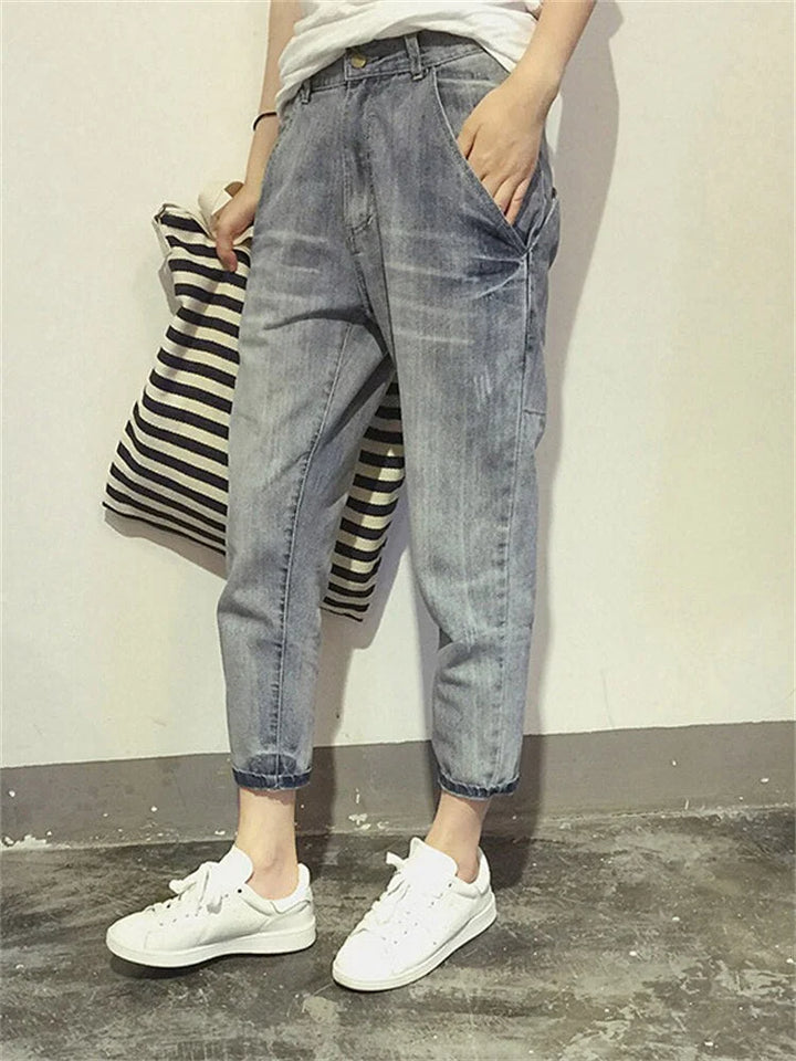 Damen graue verkürzte Jeans aus Baumwollmischung mit verwaschenem Look und klassischen fünf Taschen für einen lässigen Stil.