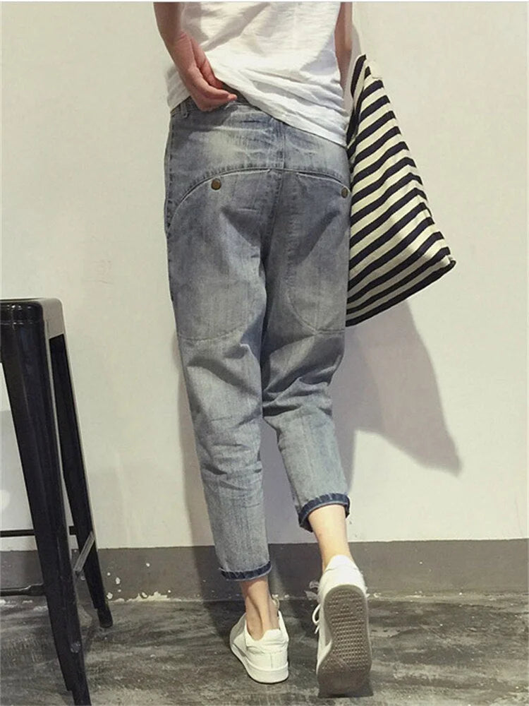 Damen graue, verkürzte Jeans aus Baumwolle mit verwaschenem Look und lässigem Schnitt für einen bequemen Alltagsstil.