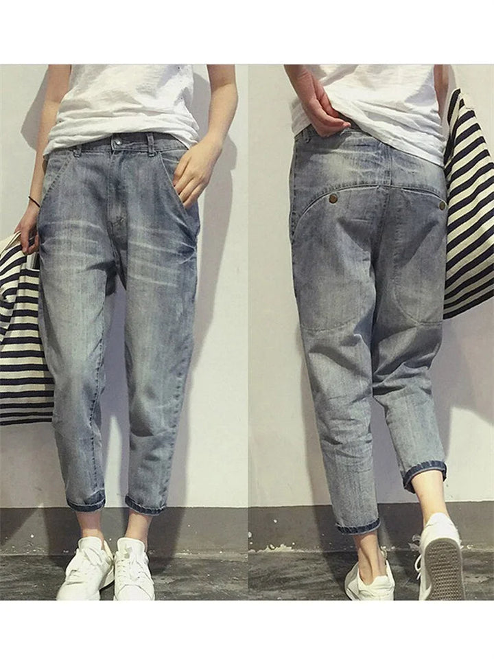 Damen graue verkürzte Jeans aus Baumwolle mit verwaschenem Look und fransigen Säumen für einen lässigen Stil.
