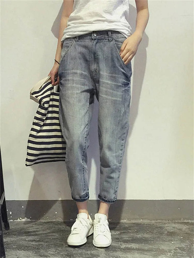 Damen graue verkürzte Jeans aus Baumwolle mit verwaschenem Look, ideal für lässige Outfits und bequemem Tragekomfort.