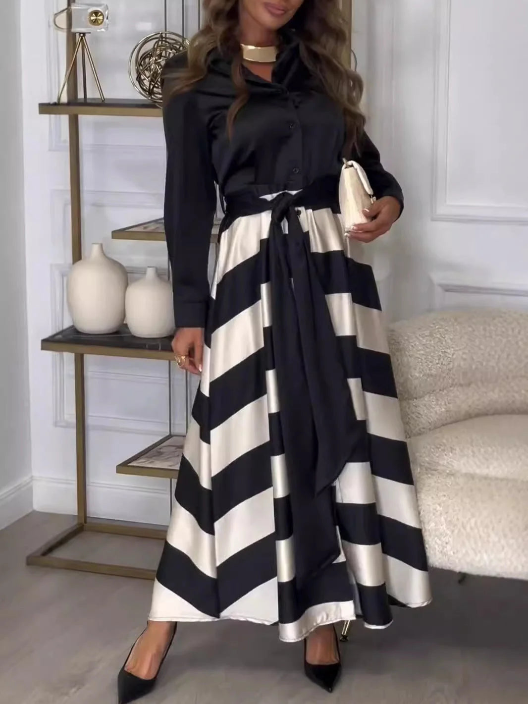 Damen Hemdblusenkleid mit Streifenmuster, aus leichter Baumwolle, mit langem Schnitt und Hemdkragen für legere Eleganz.