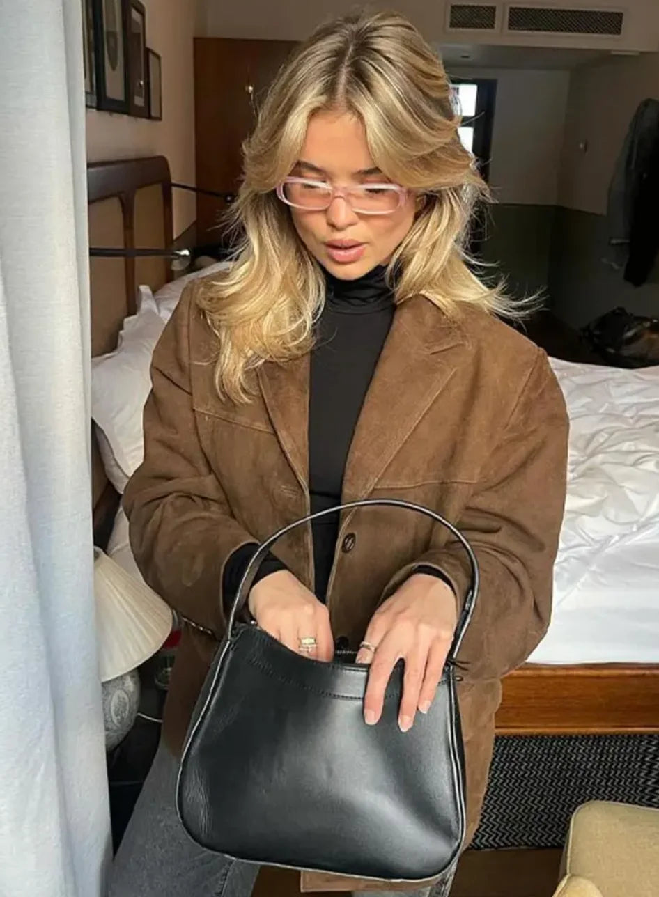 Braune Damen Herbstjacke mit Knopfverschluss, aus bequemem Material und klassischem Design für die kühle Jahreszeit.