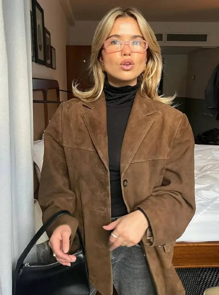 Damen Herbstjacke in braun, aus hochwertigem Material, mit klassischem Knopfverschluss und praktischem Schnitt für den…