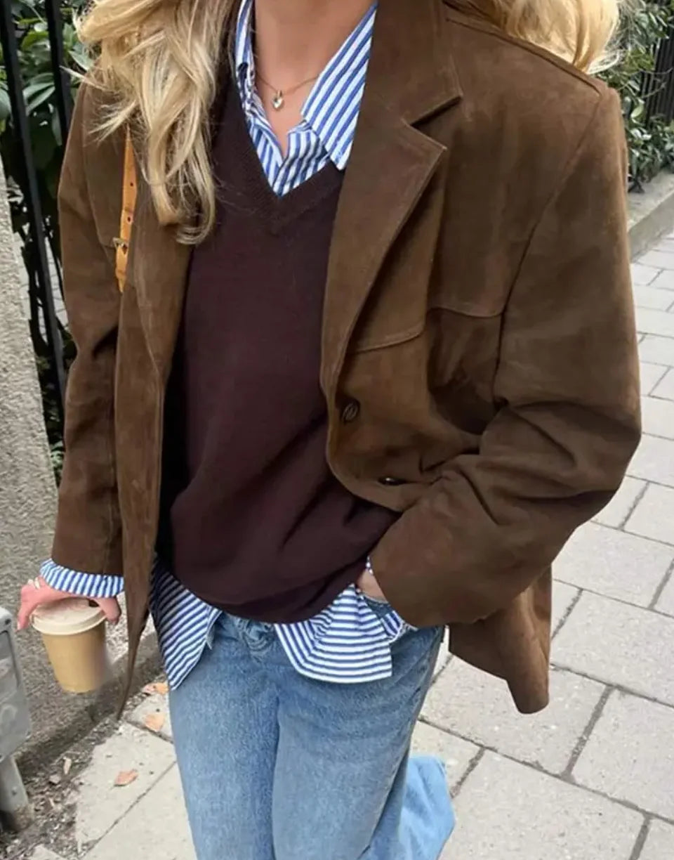 Damen Herbstjacke in Braun, aus strapazierfähigem Material, mit klassischem Knopfverschluss und modischem Schnitt.