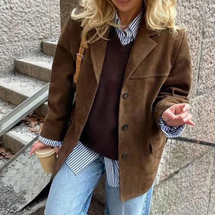 Braune Damen Herbstjacke mit Knopfverschluss, aus strapazierfähigem Material, schlichter Schnitt und praktischen Taschen.