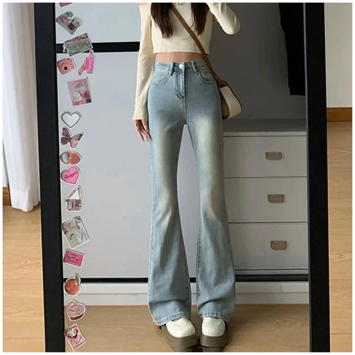 Hellblaue Damen High-Waist Flared Jeans aus Komfortstretch-Material mit lässigem Schnitt und flared Bein für angenehmes…