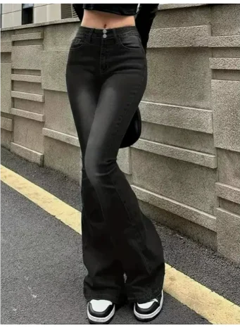 Schwarze Damen High-Waist Flared Jeans aus Komfortstretch mit weitem Bein und zeitlosem Design für lässige Outfits.