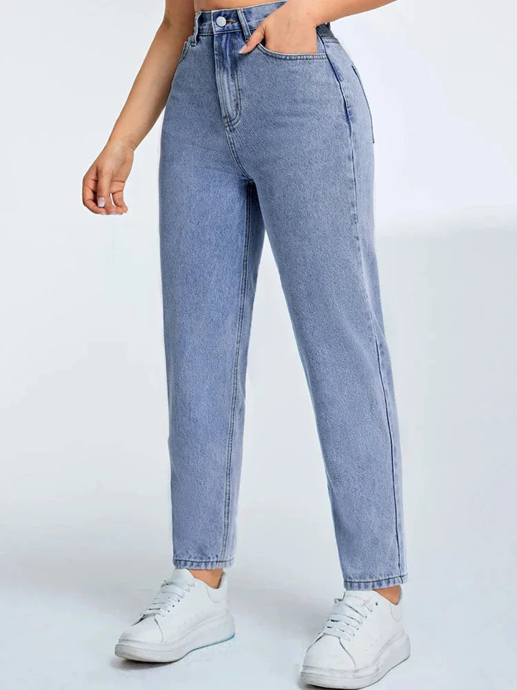Damen High-Waist Mom Jeans in Hellblau aus bequemem Denim mit lässiger Passform und klassischen fünf Taschen.