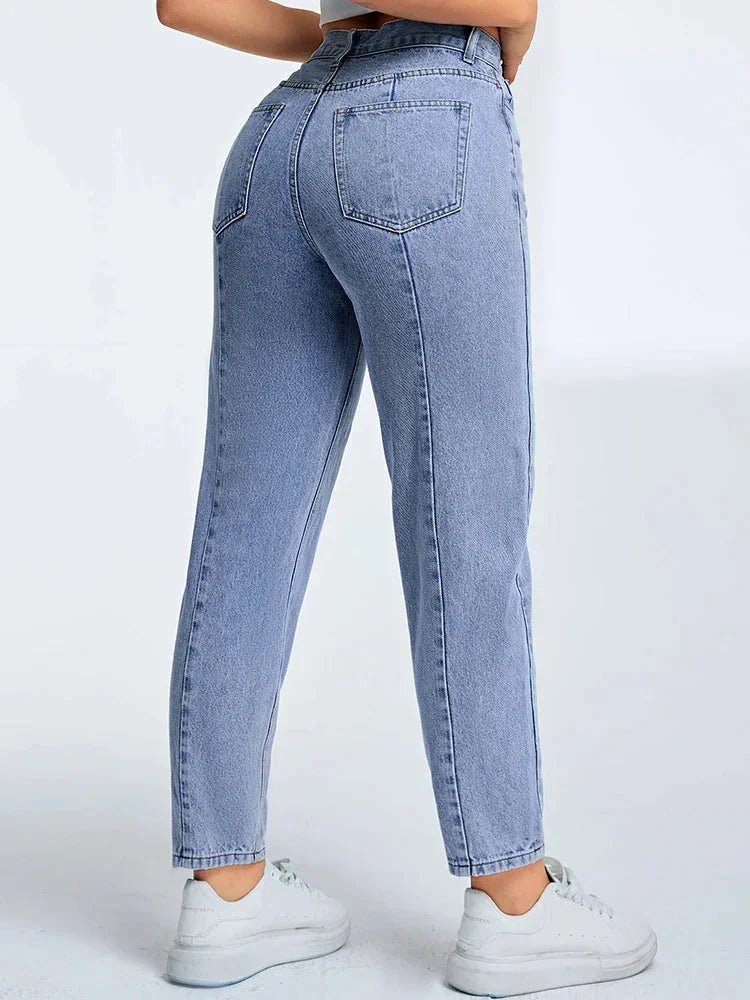 Damen High-Waist Mom Jeans in Hellblau, aus Baumwolle, mit lockerer Passform und klassischem 5-Pocket-Design.