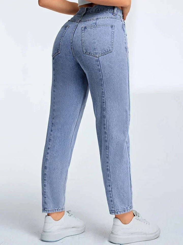 Damen High-Waist Mom Jeans in Hellblau, aus Baumwolle, mit lockerer Passform und klassischem 5-Pocket-Design.