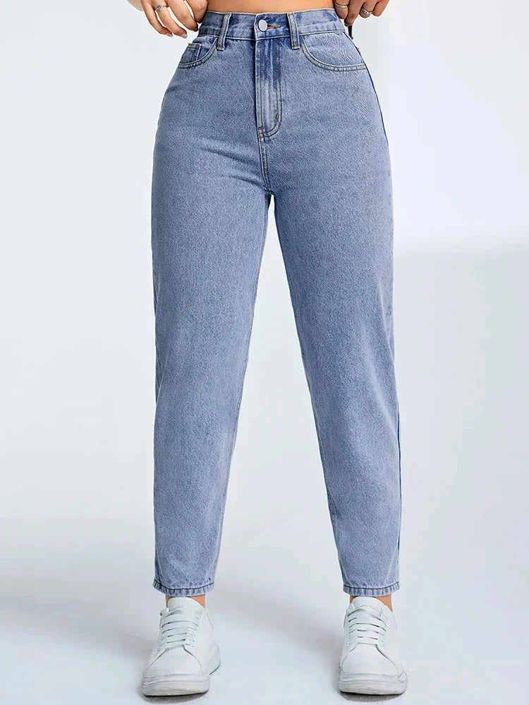 Damen High-Waist Mom Jeans in Hellblau aus Denim mit lässigem Schnitt und seitlichen Taschen für komfortablen Tragekomfort.