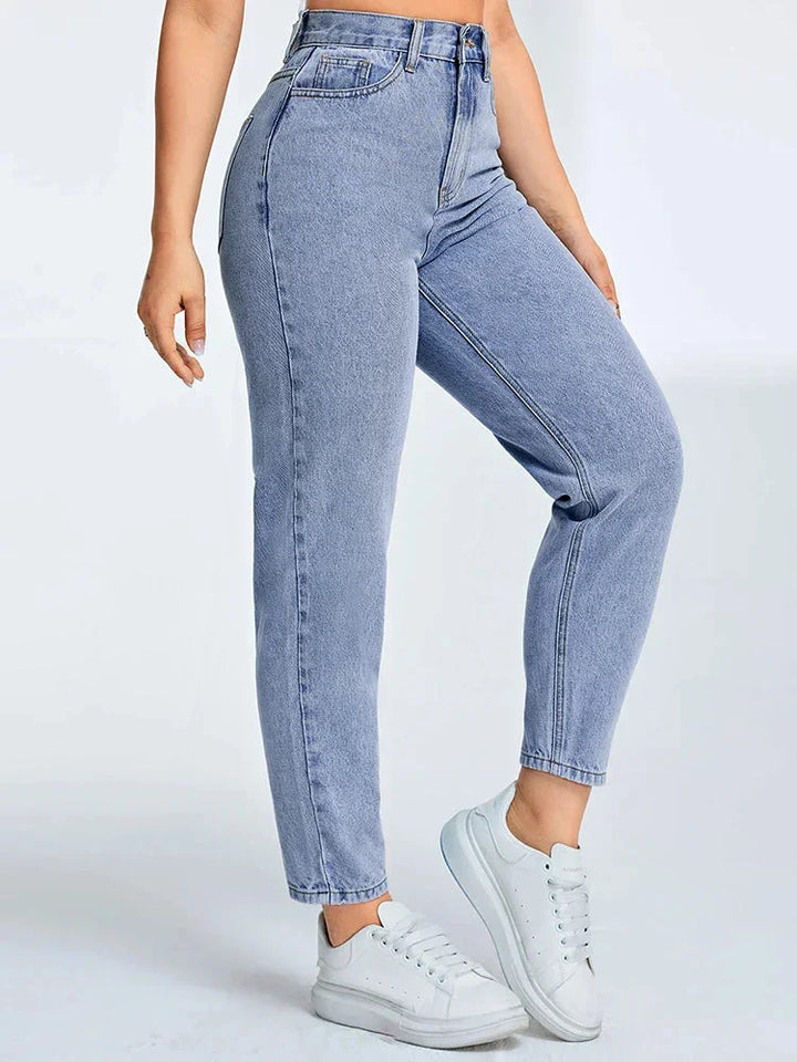 Damen High-Waist Mom Jeans in Hellblau, aus Denim, lässiger Schnitt mit hohem Bund und klassischen 5-Pocket-Design.