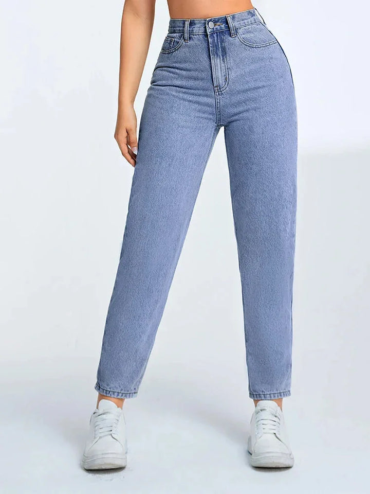 Damen High-Waist Mom Jeans in Hellblau aus Baumwolle mit lässigem Schnitt und praktischen Taschen für hohen Tragekomfort.