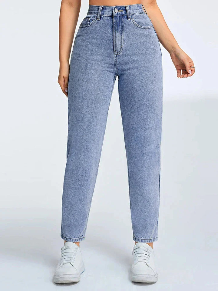 Damen High-Waist Mom Jeans in Hellblau, aus Baumwolle, mit klassischem Schnitt und bequemem, lockerem Sitz.