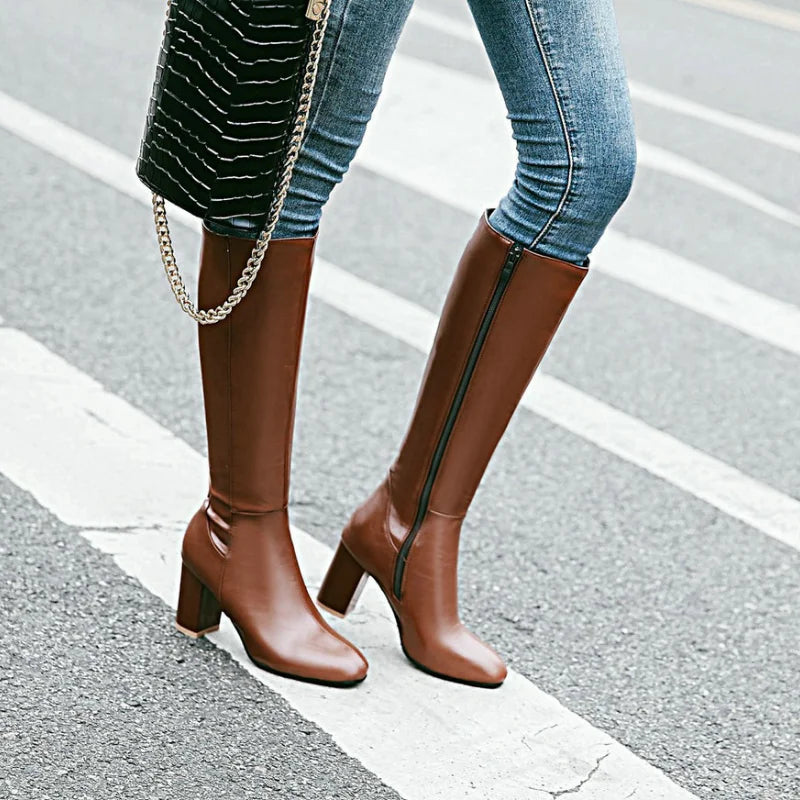 Braune Damen Stiefel aus Leder mit Blockabsatz und seitlichem Reißverschluss für bequemen Tragekomfort.