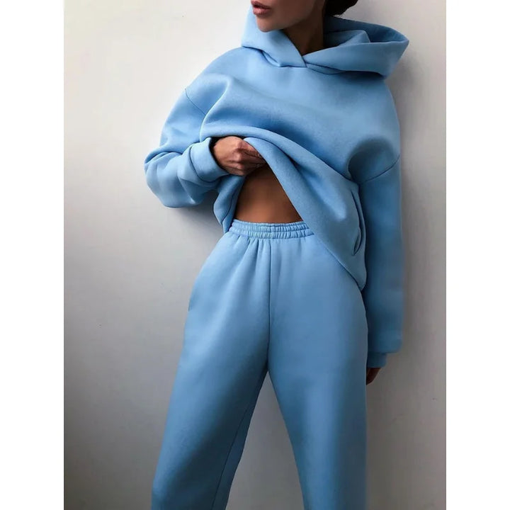 Damen Hoodie in Blau mit elastischer Hose, aus atmungsaktivem Material, ideal für Sport und Freizeitaktivitäten.
