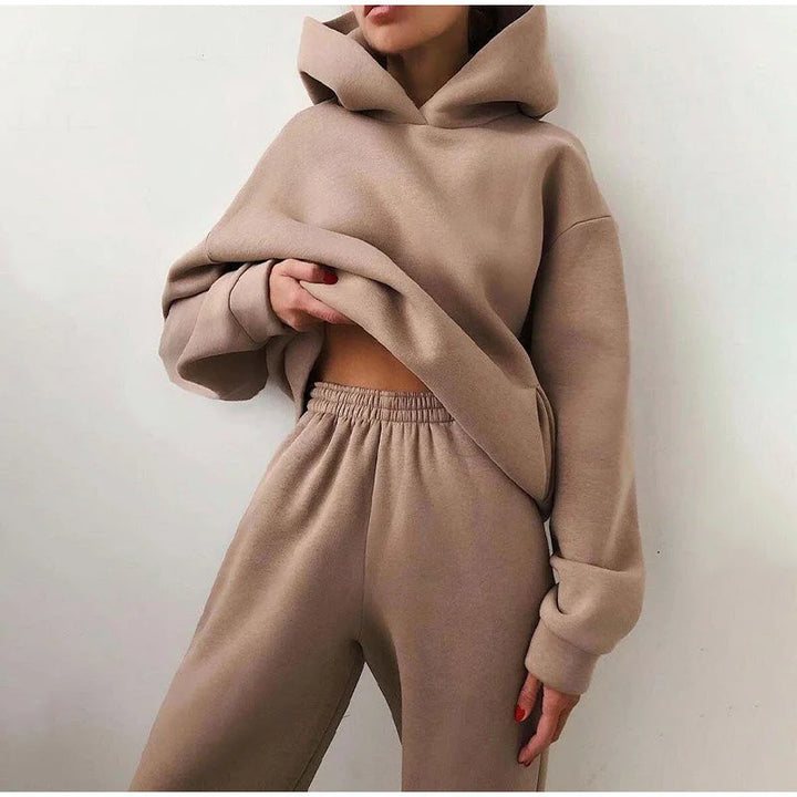 Damen Hoodie in Khaki mit elastischer Hose, gefertigt aus bequemem Baumwollmaterial, ideal für Sport und Freizeitaktivitäten.
