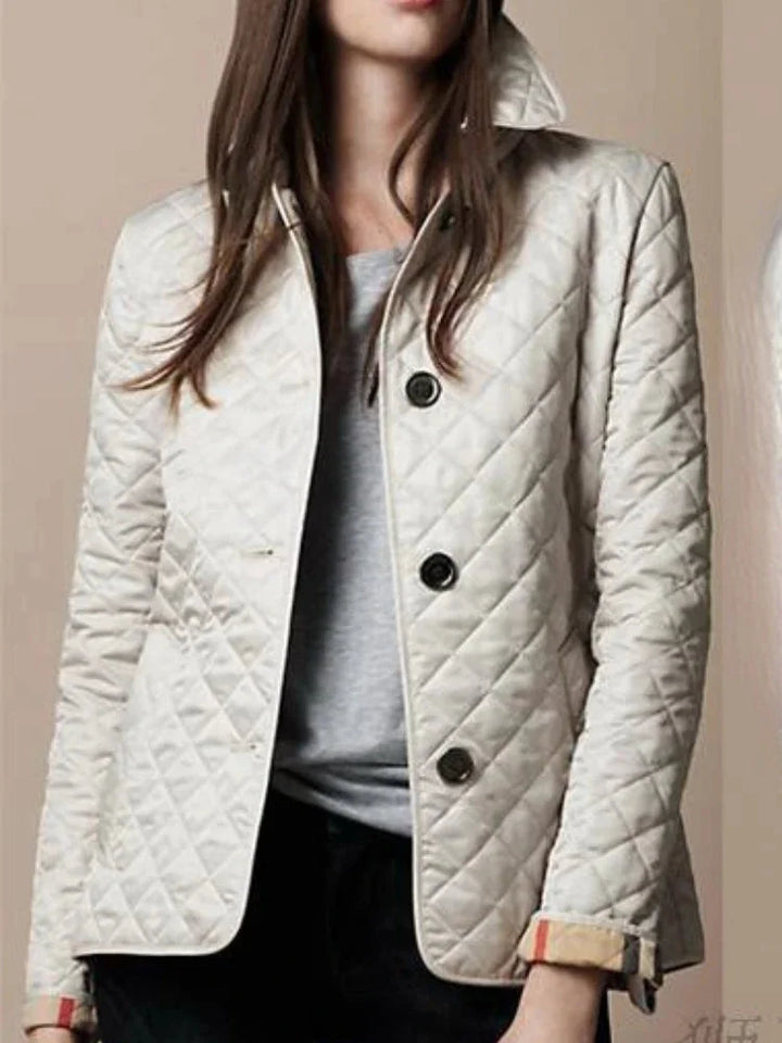 Beige Damen Jackett aus gestepptem Material mit Knopfverschluss, ideal für eine lässige und stilvolle Ergänzung.